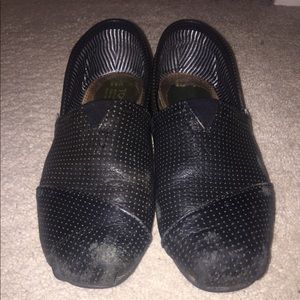 Toms ltd edition black perforated leather sZ 9.5